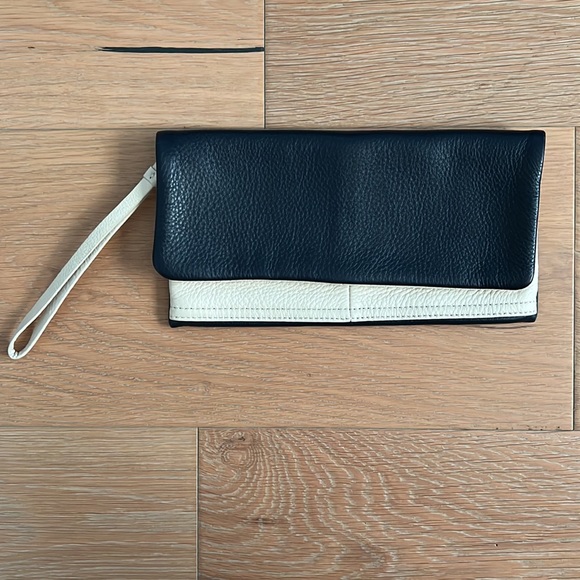 GAP Leather Two-Tone Wristlet Handbag Pouch - Navy and Cream - Picture 2 of 15